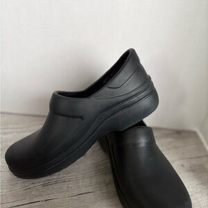 Crocs Woman’s Black Work Shoes Clogs 11 Wide Non Slip Nurse Doctor Walking